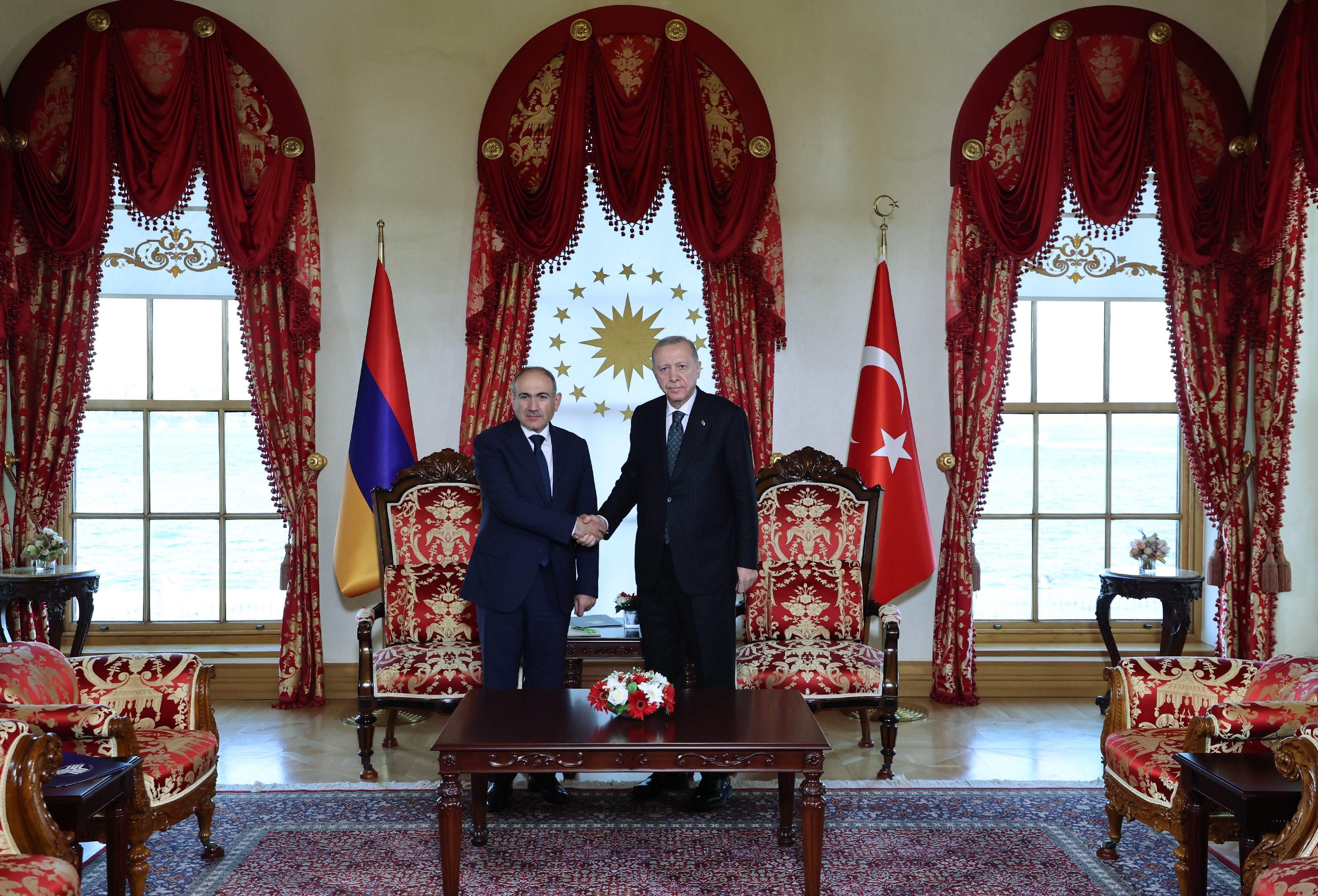 Cumhurbaşkanı Erdoğan, Ermenistan Başbakanı Paşinyan ile görüştü<