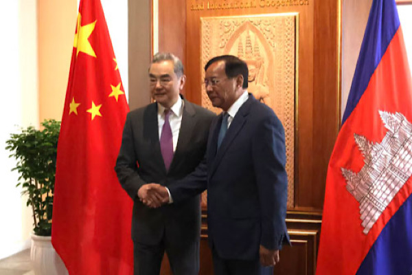 Wang Yi, Kamboçyalı mevkidaşıyla bir araya geldi<
