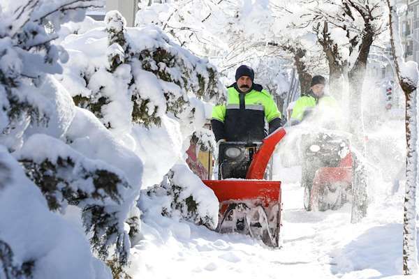 Van’da karla mücadele sürüyor<