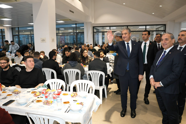 Vali Yavuz, üniversite öğrencileriyle iftarda buluştu <