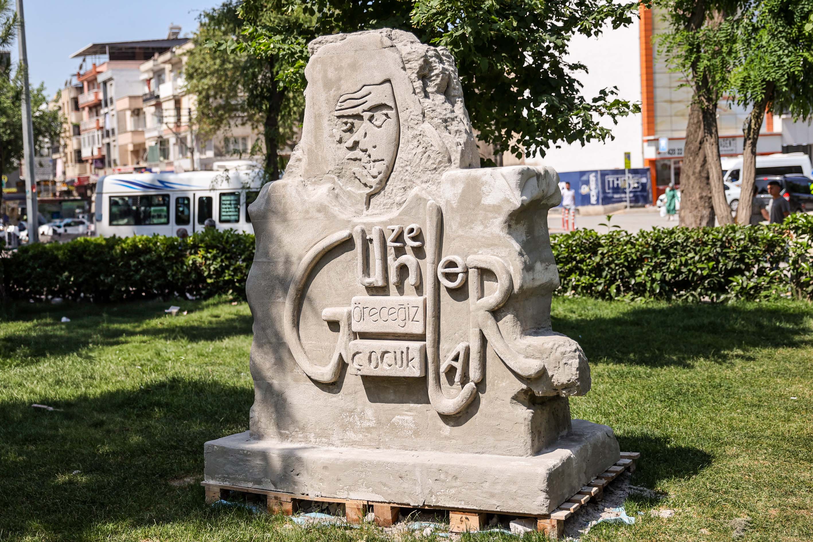 Buca’ya Edip Akbayram anısına heykel<