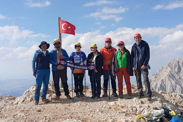 İnegöl Belediye Spor Kulübü sporcularından Aladağlar zirvelerine tırmanış<