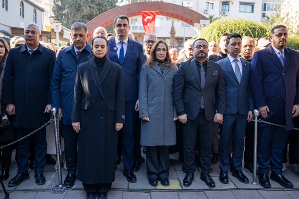 Zübeyde Hanım, Karşıyaka'daki anıt mezarı başında anıldı<