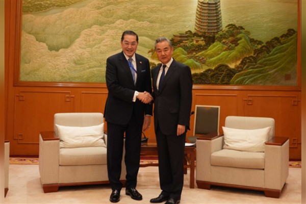 Wang Yi Asya Barış ve Uzlayış Konseyi Başkanı Sathiratha ile görüştü<