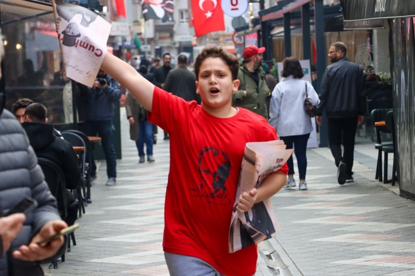  Yalova’da Cumhuriyet coşkusu gazete dağıtımıyla yaşandı<