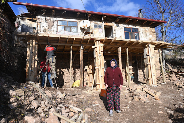 Sofular Köyü’nde 70 yıllık evde tadilat çalışması yapıldı<