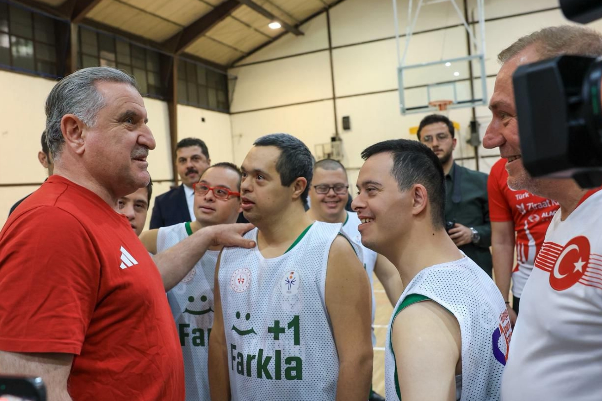 Bakan Bak, özel sporcularla basketbol maçı yaptı<