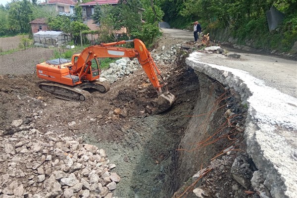 Ordu Büyükşehir, heyelan nedeniyle ulaşıma kapanan yollar açıldı<