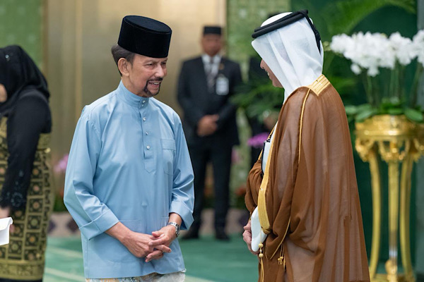 Brunei Darussalam Sultanı Bolkiah, Katar Büyükelçisinin güven mektubunu kabul etti<
