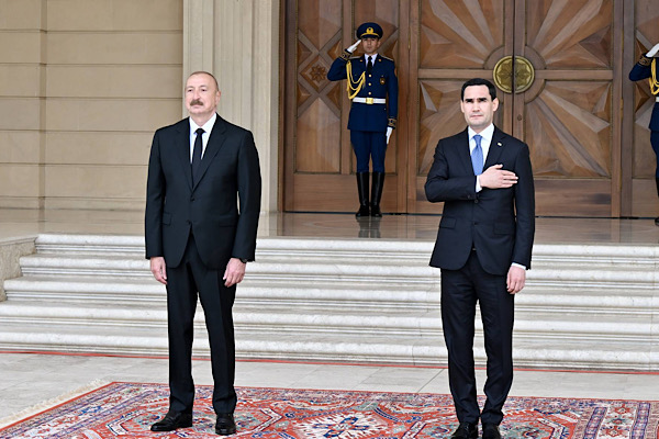 Aliyev, Türkmenistanlı mevkidaşı Berdimuhamedov ile bir araya geldi<