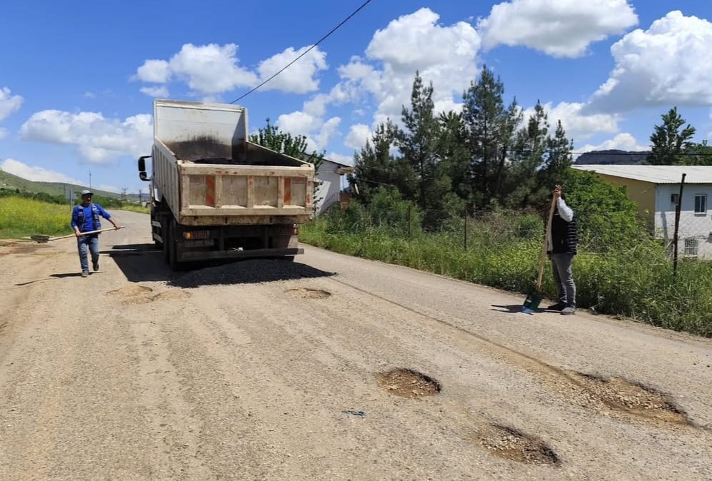 Hazro Belediyesi, Zerguz Yolu’ndaki asfalt yama çalışmalarını tamamladı<