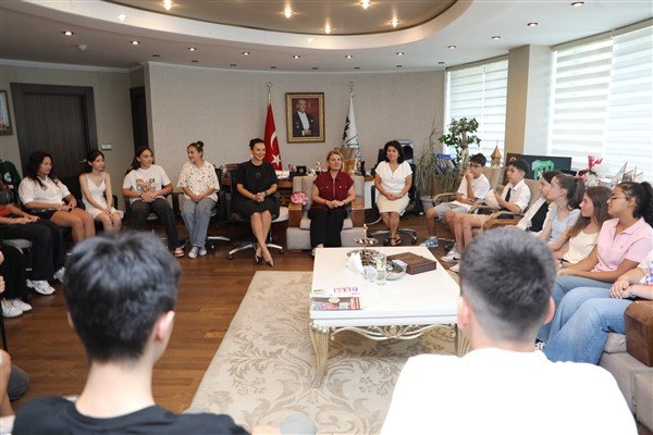 LGS'de başarı elde eden öğrenciler, Başkan Hürriyet'i ziyaret etti<