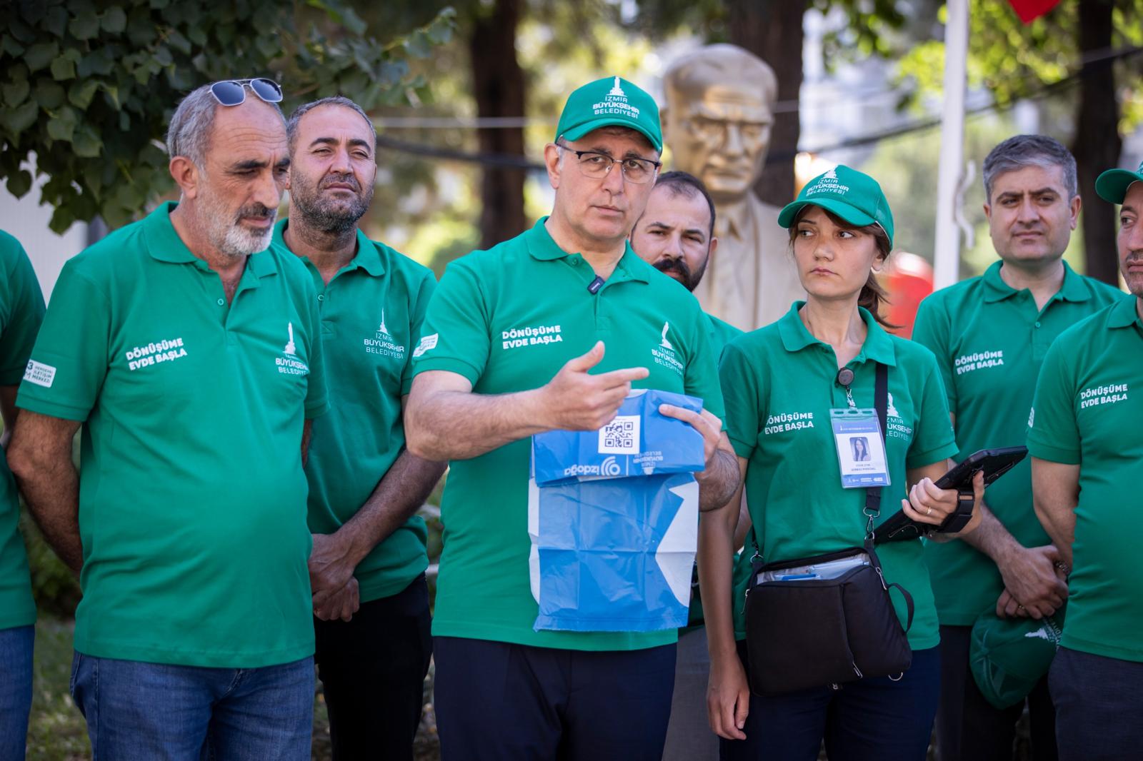 Başkan Tugay “Dönüşüme Evde Başla” projesi için QR kodlu poşet dağıttı<