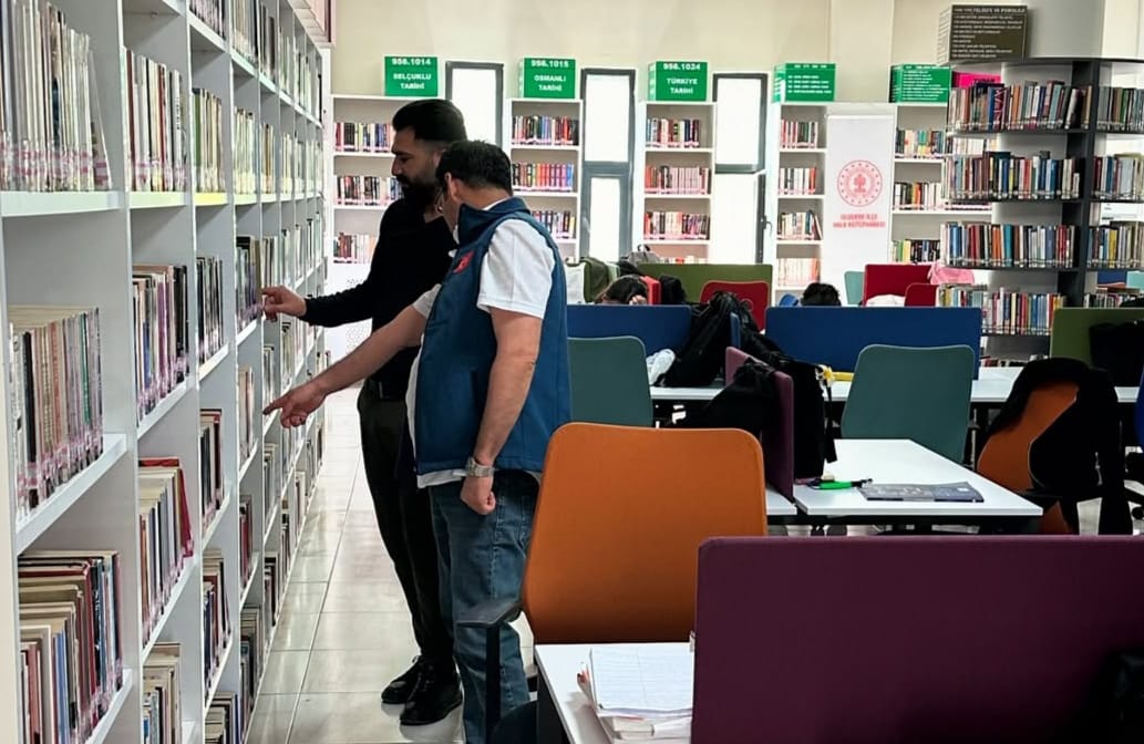 Şırnak İl Kültür Müdürü Baz'dan kütüphaneye ziyaret<