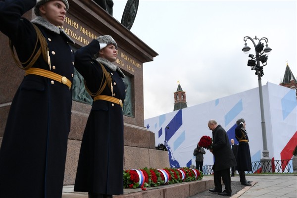 Putin, Ulusal Birlik Günü’nde Kızıl Meydan’da çelenk bıraktı<