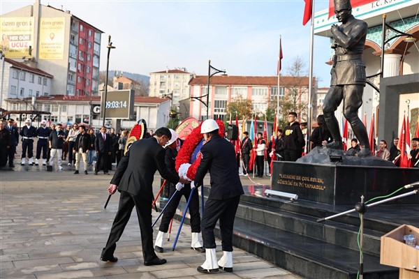 Atatürk, Küthaya'da düzenlenen törenle anıldı<