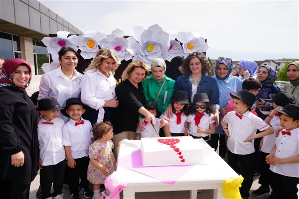 Çocuk Üniversitesi'nde Anneler Günü kutlandı<