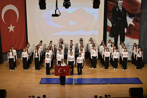 Esenyurt’ta 23 Nisan kutlamaları çocukların gösterileriyle gerçekleşti<