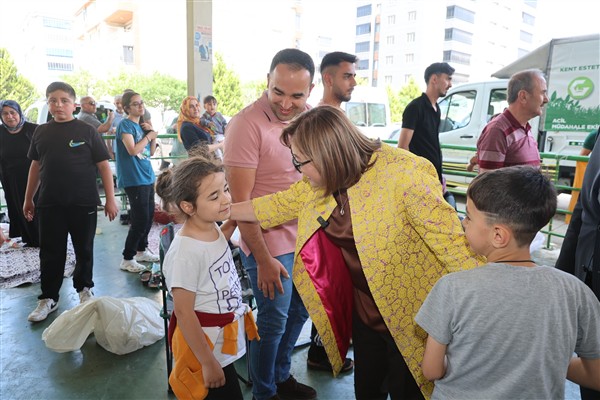 Başkan Şahin vatandaşlarla bayramlaştı<