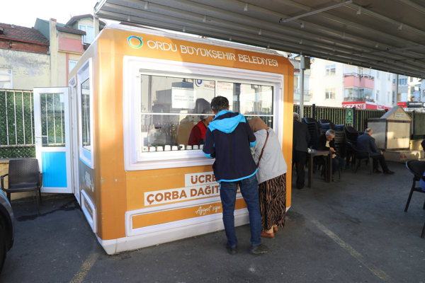 Büyükşehir'den vatandaşlara sıcak çorba ikramı