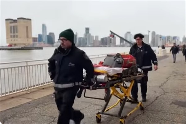 New York'ta helikopter Hudson nehrine düştü