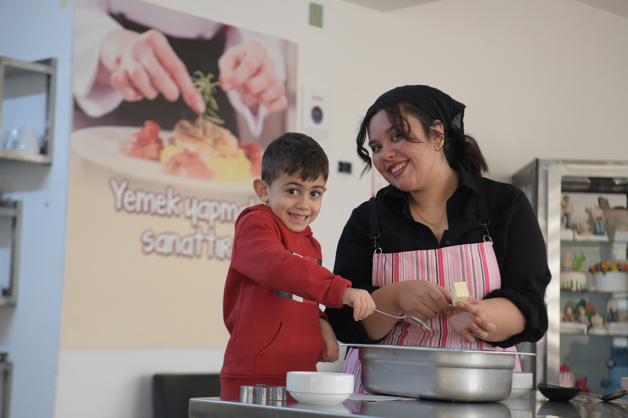 Minikler, kurabiye yapmanın inceliklerini öğrendi