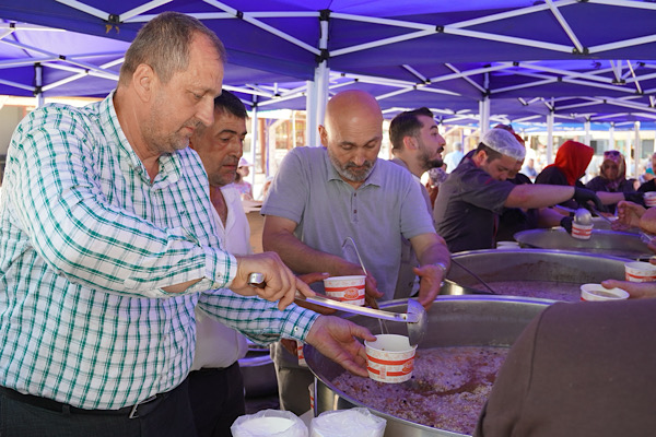 İznik’te 5 bin kişiye aşure ikram edildi<