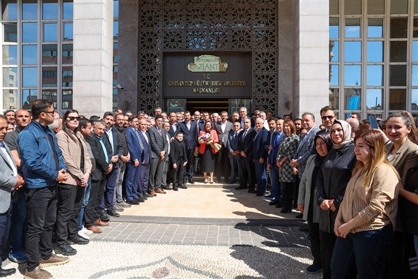 Yeniden başkan seçilen Fatma Şahin'i kurum çalışanları kapıda karşıladı<