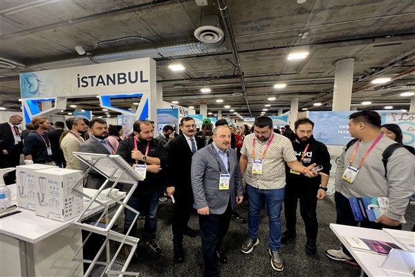 Bakan Varank, CES’e katılan Türk start-up’ları ziyaret etti
