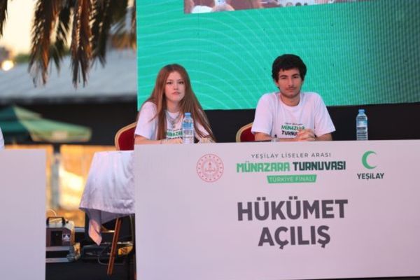 Genç Münazırlar Yeşilay Münazara Turnuvası'nda Türkiye şampiyonluğu için yarıştı<