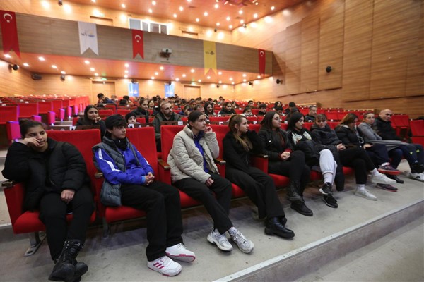 Van’da sporculara ‘Toplumsal Cinsiyet Eşitliği’ semineri düzenlendi <