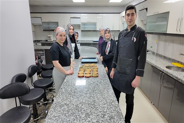 Çayırova’da yeni pasta şefleri eğitimlerine başladı<