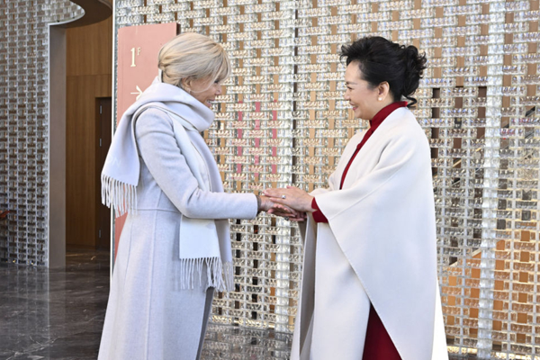 Peng Liyuan ve Brigitte Macron, Beijing Halk Sanatları Tiyatrosu'nu ziyaret etti