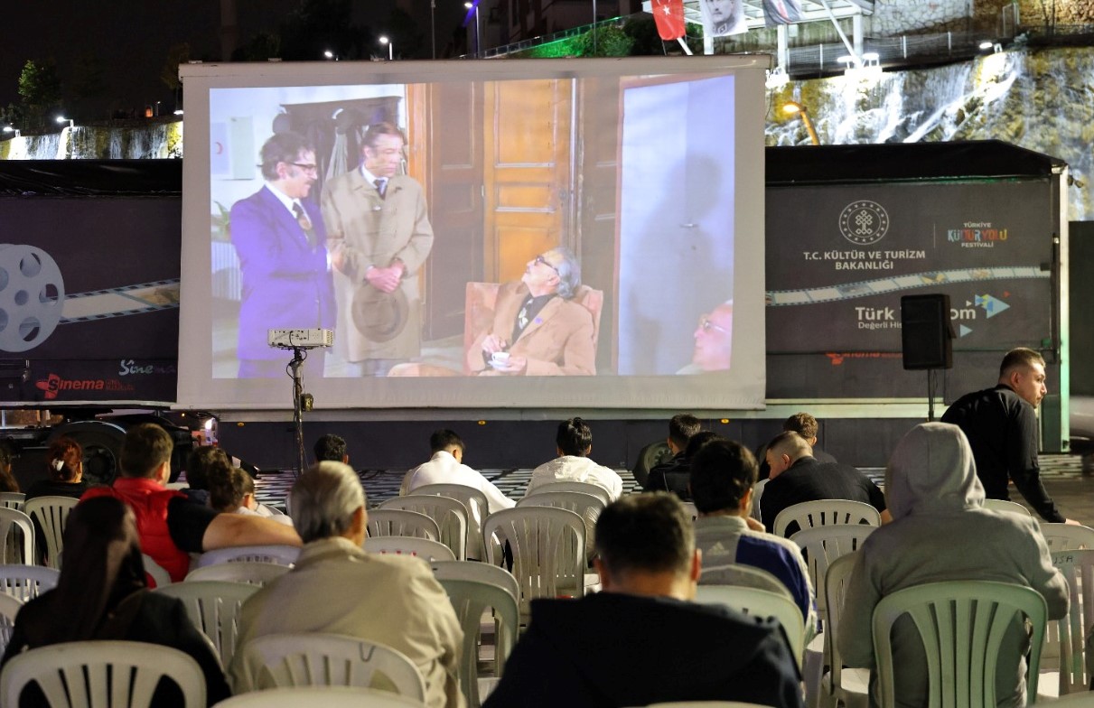 Keçiören'de Açık Hava Sineması'nda “Hababam Sınıfı” gösterildi