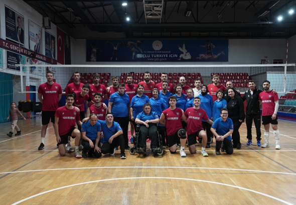 Özel bireyler, Düzce Belediyesi Spor Akademisi Voleybol Takımı’nın antrenmanına katıldı
