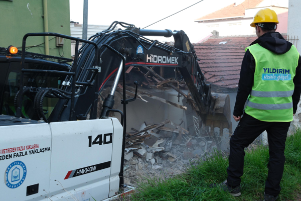 Yıldırım'da metru binaların yıkımları yapıldı