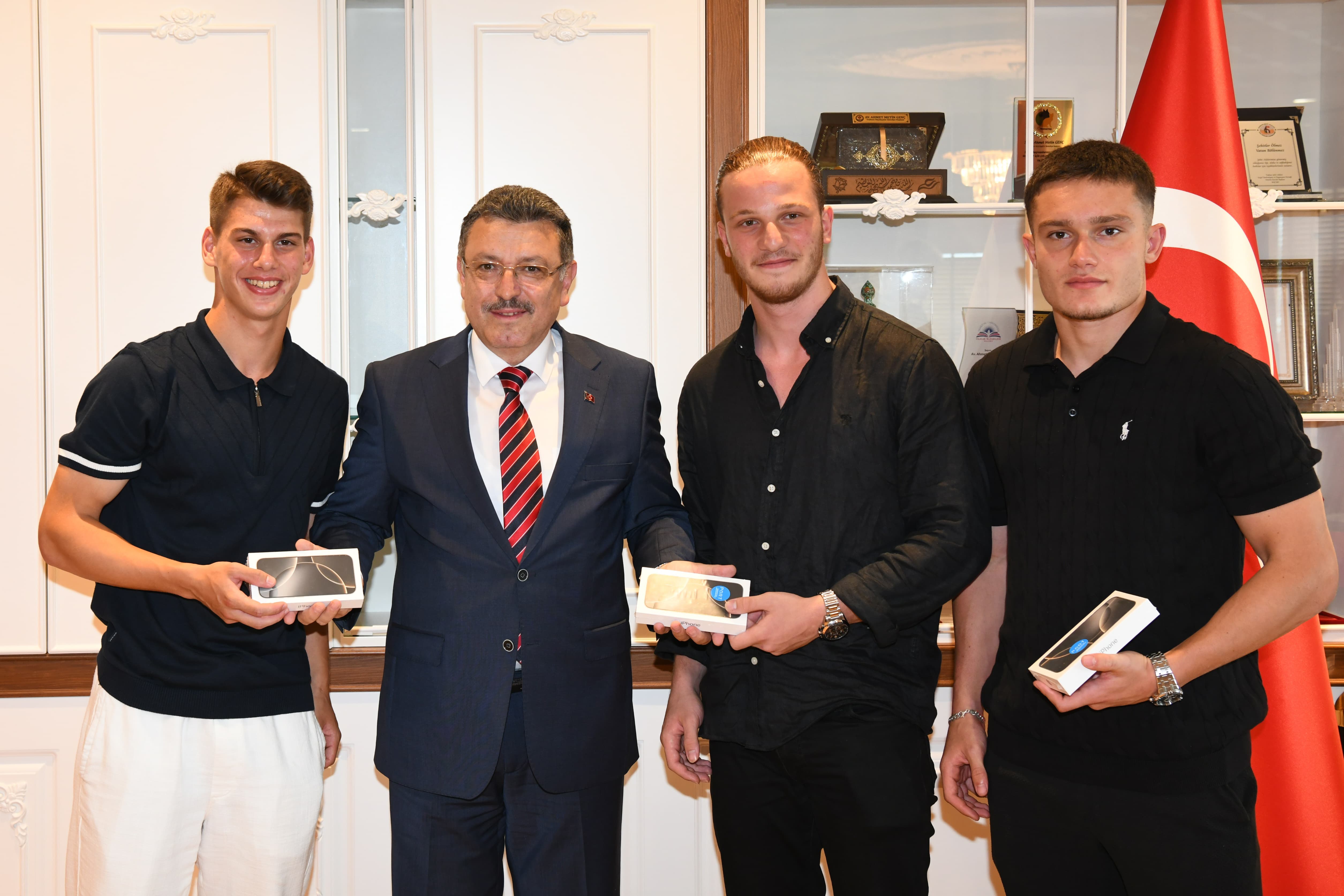 Başkan Genç'ten Trabzonspor 19 Yaş Altı Takımı’na hediye <