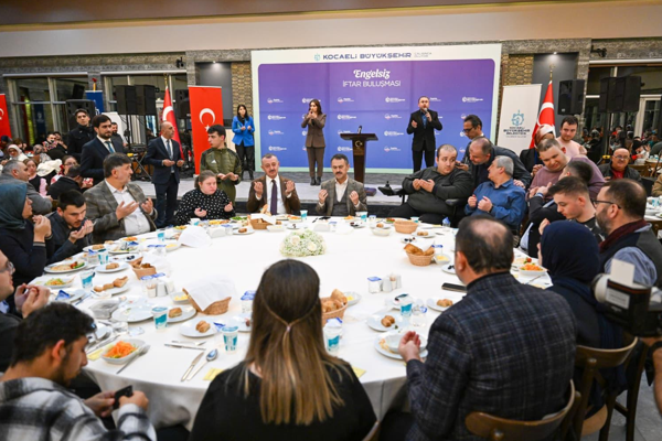Kocaeli Valisi Aktaş ve Başkan Büyükakın, engelli vatandaşlarla iftarda buluştu