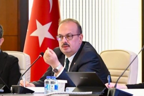 Ankara Valisi Canbolat, ziyaretçilerini makamında kabul etti<