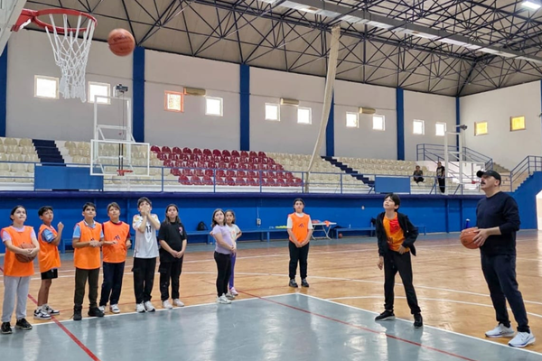 Başkan Kotan, çocuklarla pota altında buluştu<