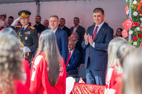 Başkan Tugay, 29 Ekim töreninde vatandaşlarla bir araya geldi <