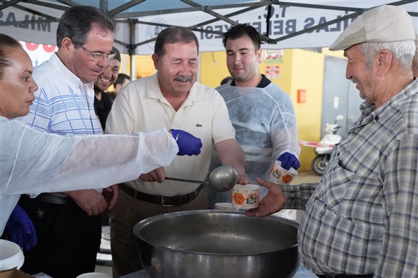 Milas Belediyesi vatandaşlara aşure ikram etti<