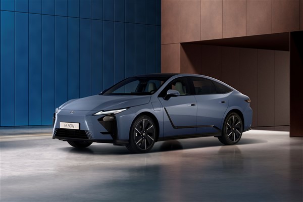 Lexus, yeni ES Sedan modelinin Avrupa prömiyerini gerçekleştirdi <