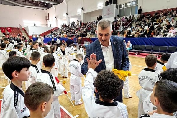 305 Gölcük Belediyespor Taekwondo sporcusu kuşak atladı<