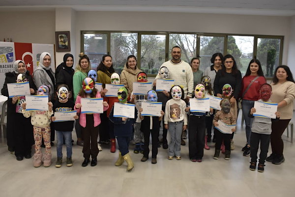 Karacabey'de ''Anne-Çocuk Maske Boyama Atölyesi'' düzenlendi<