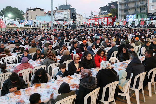Alaşehir’de Vatandaşlar iftarında bir araya geldi<