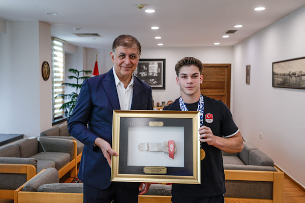 Milli jimnastikçi Altan Doğan, Başkan Tugay'ı ziyaret etti<