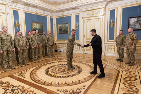 Zelenski, Ukrayna Devlet Özel Ulaştırma Servisi personeline nişan takdim etti<