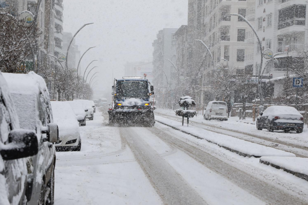 Van'da karla mücadele çalışmaları sürdürülüyor<