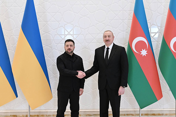 Zelenski, Azerbaycan Cumhurbaşkanı Aliyev ile bir araya geldi<